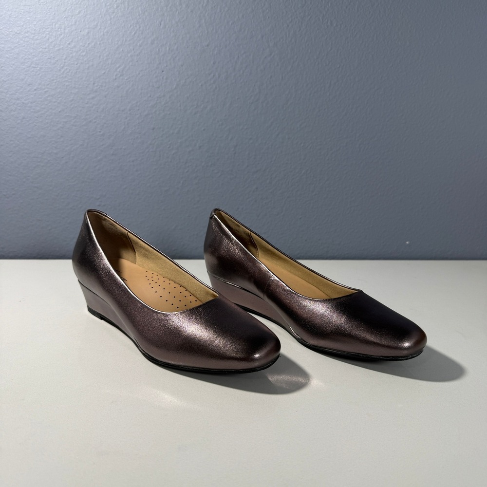 Trotters Womens Pewter Metallic Leather Wedge Pumps Round Toe T2555-976 Size 7 M